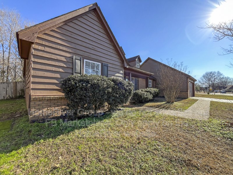 Available Now! Amazing 5 bed 2 bath home! property image