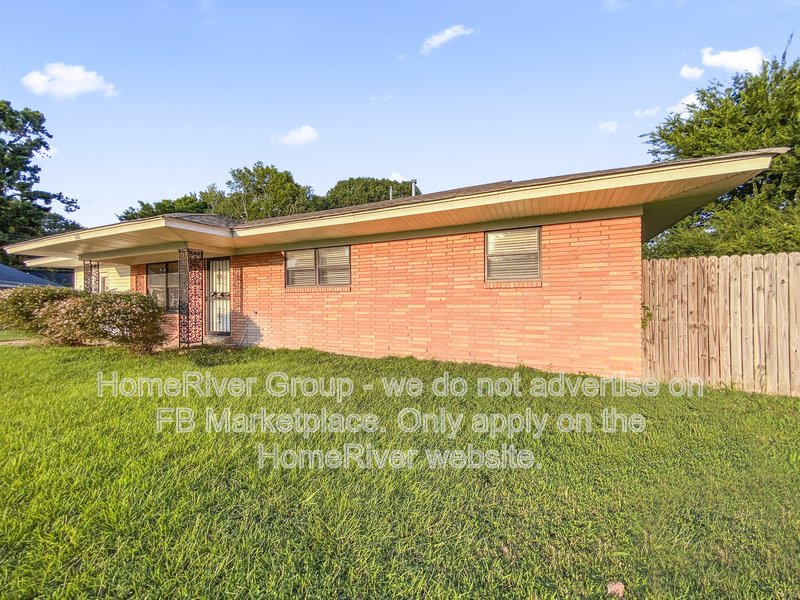 3 Bedroom | Hardwood Floors | Fenced Yard property image