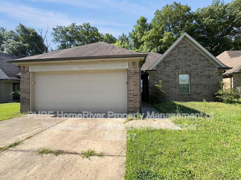 Newer 3 Bedroom Home | Split Bedroom Plan | Double Garage property image